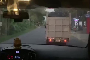 Xe tải đánh võng, chặn đường xe cứu thương gây phẫn nộ