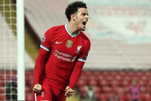 Người hùng mới tỏa sáng, Liverpool vượt qua vòng bảng Champions League