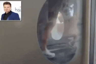 Jeremy Renner tập đi bằng máy chân không sau khi bị gãy... 30 chiếc xương