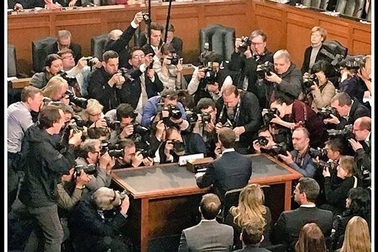 Mark Zuckerberg vượt qua phiên điều trần 5 tiếng, cổ phiếu Facebook tăng mạnh