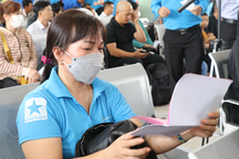 Nữ công nhân xúc động khi về Tết sau 23 năm trên Chuyến tàu Công đoàn