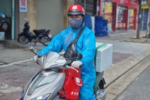 Nhân viên khách sạn chuyển nghề shipper, thu nhập gấp 2-3 lần