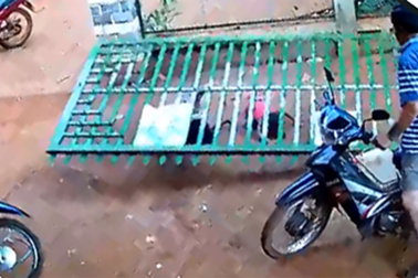 Bé trai 3 tuổi bị cổng sắt đè tử vong