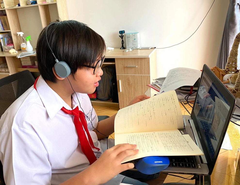 Học sinh TPHCM đeo khăn quàng đỏ, đón năm học mới online - 1 Học sinh TPHCM đeo khăn quàng đỏ, đón năm học mới online - 1