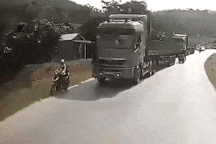 3 xe máy nối tiếp nhau lấn làn vượt ẩu, bao nhiêu bài học vẫn chưa chừa?