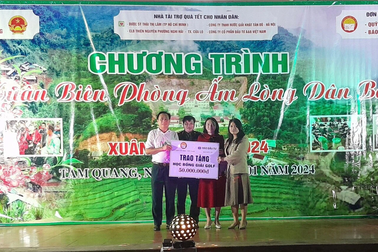 Trao 50 suất học bổng "Xuân Biên phòng ấm lòng dân bản"