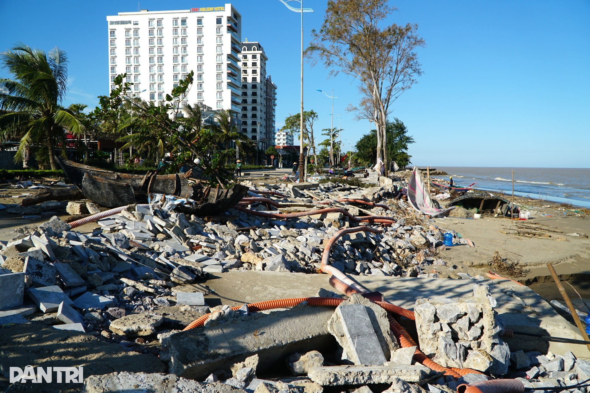 Biển Sầm Sơn tan hoang, ngổn ngang rác thải sau bão Bualoi - 10