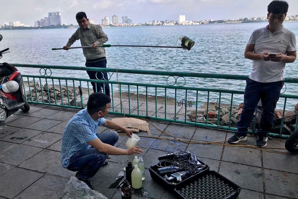 Bí thư, Chủ tịch Hà Nội yêu cầu khắc phục nhanh hiện tượng cá chết ở hồ Tây - 2 Bí thư, Chủ tịch Hà Nội yêu cầu khắc phục nhanh hiện tượng cá chết ở hồ Tây - 2