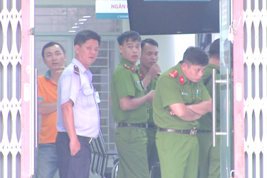 2 thanh niên cướp ngân hàng giữa ban ngày ở Sài Gòn