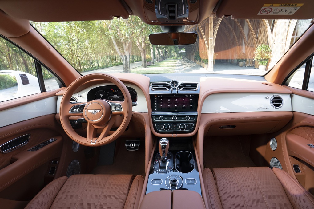 Bentley Bentayga EWB Azure giá 21 tỷ đồng, SUV siêu sang cho đại gia Việt - 5 Bentley Bentayga EWB Azure giá 21 tỷ đồng, SUV siêu sang cho đại gia Việt - 5