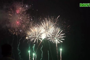 Biển người chen chân ở Sầm Sơn xem bắn pháo hoa