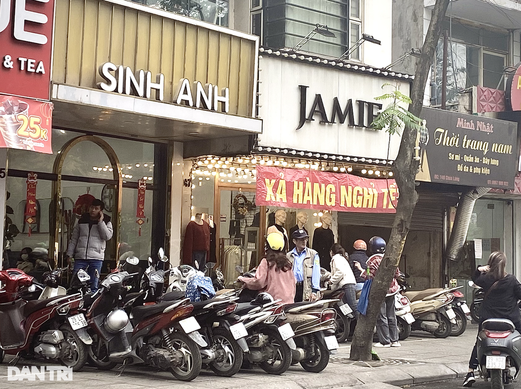 Bán hàng ngày Tết: Khách thử quần áo cả tiếng chưa mua; hoa tươi đắt hàng - 3 Bán hàng ngày Tết: Khách thử quần áo cả tiếng chưa mua; hoa tươi đắt hàng - 3