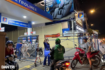 Chuyện xếp hàng mua xăng ở TPHCM và "lỗi" tại... cái xe bồn