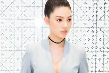 Hoa hậu “hội con nhà giàu” khoe vòng 1 với set đồ trăm triệu đồng