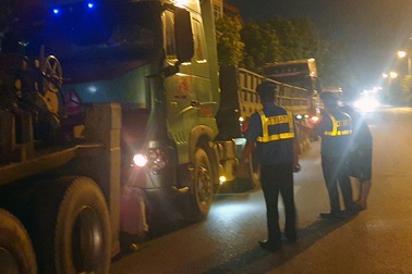 Hà Nội: Tài xế xe quá tải cố thủ trong xe gọi “cứu viện”