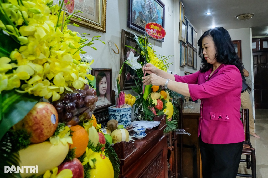Quyền Bộ trưởng Y tế Đào Hồng Lan thăm gia đình liệt sĩ Đặng Thùy Trâm - 1 Quyền Bộ trưởng Y tế Đào Hồng Lan thăm gia đình liệt sĩ Đặng Thùy Trâm - 1