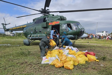 Trực thăng cất cánh liên tục, đưa hàng cứu trợ đến tay người dân miền Trung