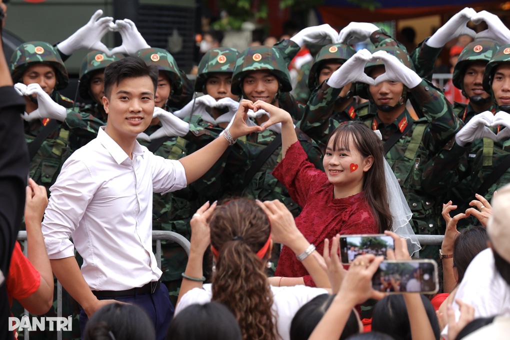 Cặp đôi cầu hôn khi đi xem diễu binh, chiến sĩ hô vang chúc mừng hạnh phúc - 2 Cặp đôi cầu hôn khi đi xem diễu binh, chiến sĩ hô vang chúc mừng hạnh phúc - 2