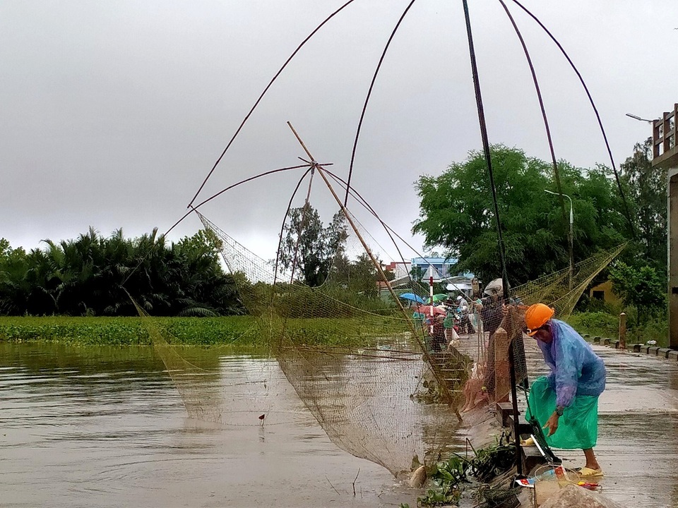 Người dân đổ ra đường giăng lưới bắt cá giữa lũ lớn - 7 Người dân đổ ra đường giăng lưới bắt cá giữa lũ lớn - 7
