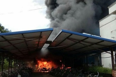 Cháy lớn nhà để xe, hơn 100 xe máy, xe đạp bị thiêu rụi