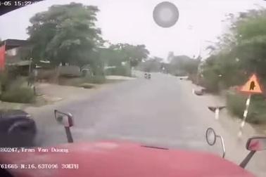 Xe con vượt ẩu khiến 2 người đi xe máy đâm trực diện vào đầu cotainer