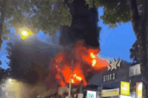 Cảnh sát điều máy đào phá tường dập đám cháy quán bar ở trung tâm Hà Nội