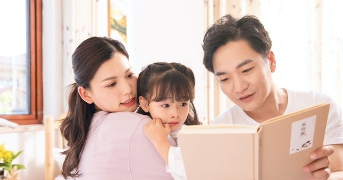 Cha mẹ cần quan tâm, lắng nghe và chia sẻ cảm xúc của con.