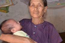 Bé 3 tháng tuổi bị bệnh tật giày vò được bạn đọc giúp đỡ gần 1 tỉ đồng