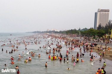 Hàng chục du khách bị nước cuốn khi tắm biển Cửa Lò