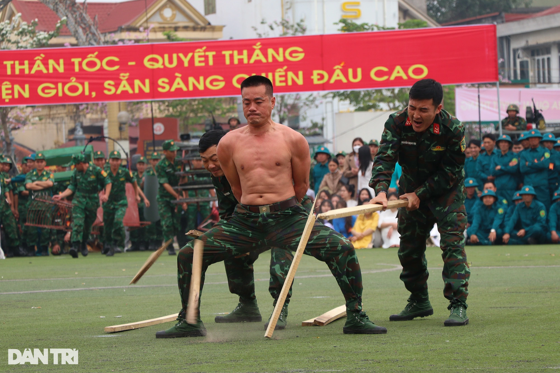 Xem trinh sát đặc nhiệm phô diễn sức mạnh, trấn áp phần tử quá khích - 7 Xem trinh sát đặc nhiệm phô diễn sức mạnh, trấn áp phần tử quá khích - 7