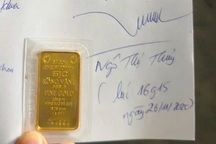 Đóng hàng cứu trợ, nam sinh "không thể tin nổi" khi nhặt được 5 chỉ vàng