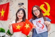 Giới trẻ Hà Nội thích thú check-in những quán cà phê rực sắc cờ đỏ sao vàng