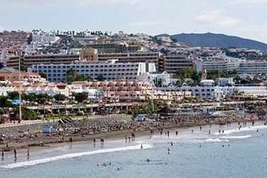 Nữ du khách khỏa thân treo lơ lửng giữa ban công khách sạn