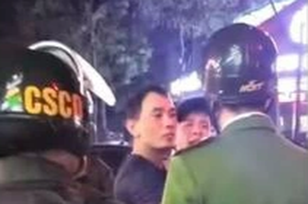 Lái xe máy không đội mũ bảo hiểm còn tát vào mặt cảnh sát khi bị dừng xe - 1 Lái xe máy không đội mũ bảo hiểm còn tát vào mặt cảnh sát khi bị dừng xe - 1