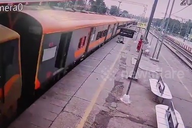 Thiếu niên suýt bỏ mạng vì nhảy khỏi đoàn tàu đang chạy