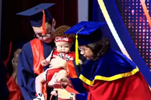Sinh viên bế con lên nhận bằng tốt nghiệp: Vui thôi, đừng vui quá?