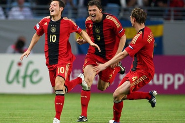 Khi bóng đá Đức gọi tên Mesut Oezil