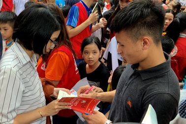 Quang Hải, Bùi Tiến Dũng, Đoàn Văn Hậu tặng sách truyền cảm hứng Hạt Giống Tâm Hồn