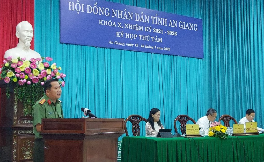 Đại tá Đinh Văn Nơi kể thủ đoạn của những kẻ cho vay nặng lãi - 1 Đại tá Đinh Văn Nơi kể thủ đoạn của những kẻ cho vay nặng lãi - 1