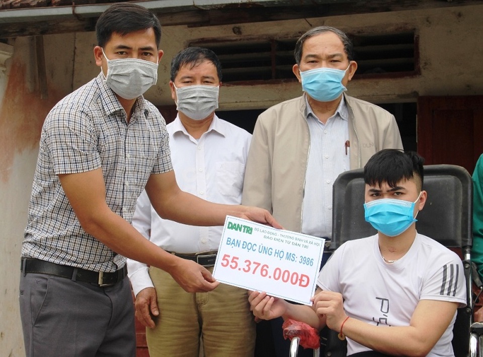 Bạn đọc giúp đỡ chàng trai nghèo làm thuê nuôi em ăn học hơn 50 triệu đồng - 2 Bạn đọc giúp đỡ chàng trai nghèo làm thuê nuôi em ăn học hơn 50 triệu đồng - 2