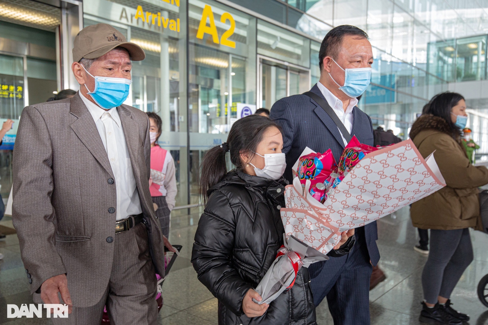 Gương mặt trẻ thơ, cái ôm tràn nước mắt trong chuyến bay giải cứu đầu tiên - 24 Gương mặt trẻ thơ, cái ôm tràn nước mắt trong chuyến bay giải cứu đầu tiên - 24