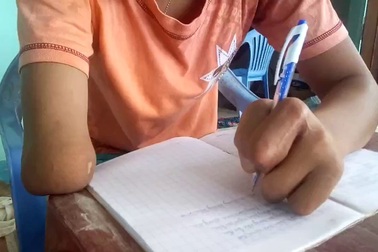 Em Thuận viết chữ bằng tay trái 4 ngón