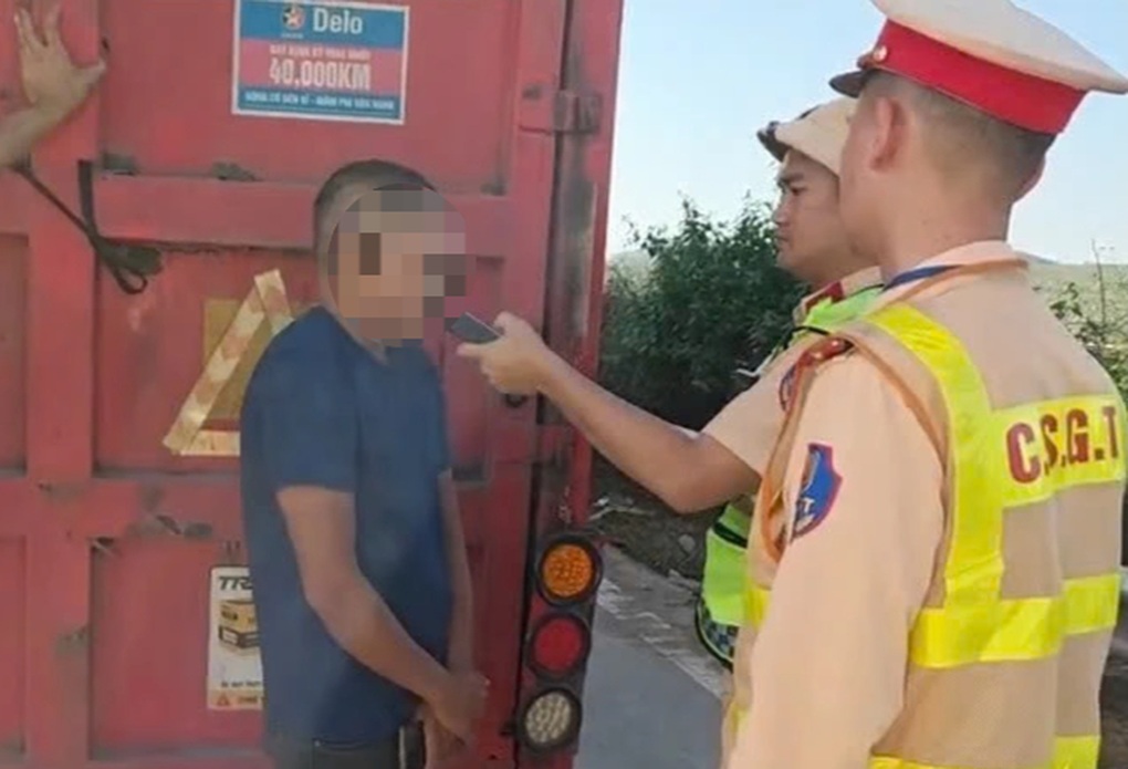 Phạt chủ xe và lái xe đầu kéo 79 triệu đồng vì vi phạm trên cao tốc - 1