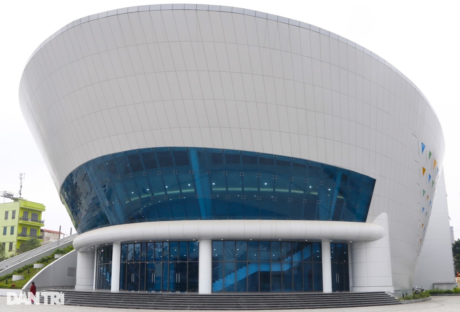 Admire the 200 billion VND cultural house shaped like a UFO - 2