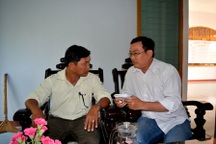 Gà cấp cho người nghèo “chạy” vào nhà Bí thư, Chủ tịch xã