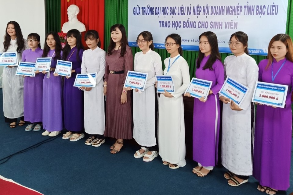 Nhận học bổng, mong các sinh viên trả lại bằng kết quả học tập cao nhất - 1 Nhận học bổng, mong các sinh viên trả lại bằng kết quả học tập cao nhất - 1