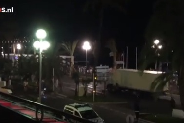 Khoảnh khắc xe tải lao vào đám đông ở Pháp