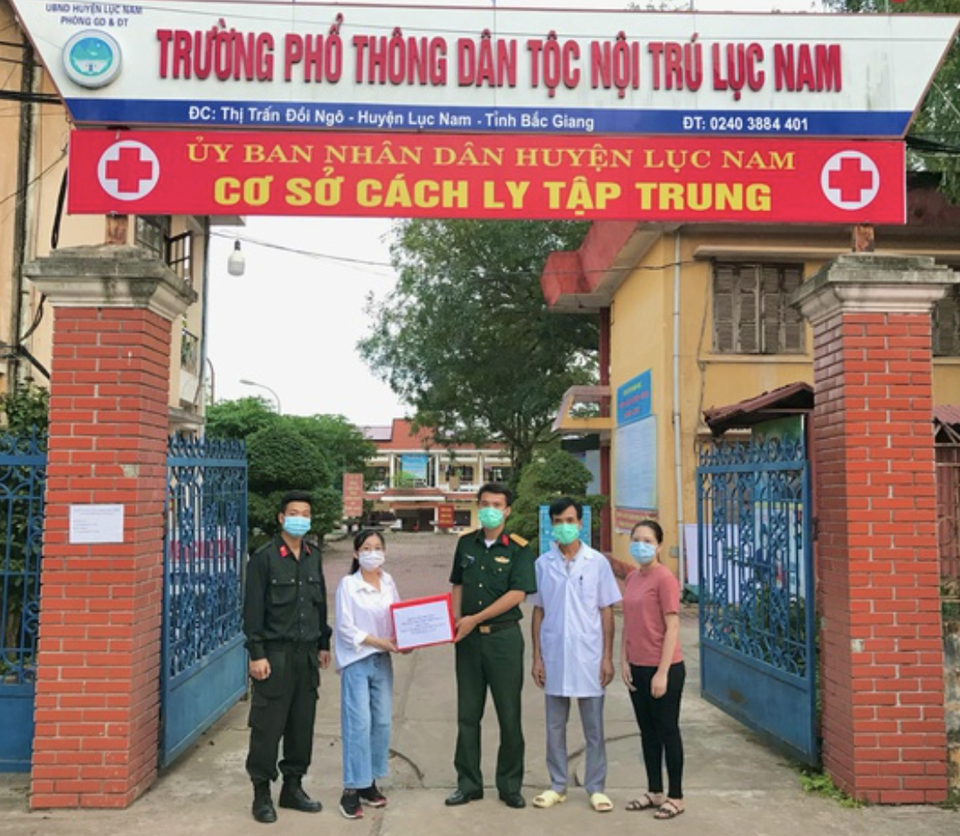 Sinh viên vừa học online vừa làm tấm chắn giọt bắn gửi tuyến đầu chống dịch - 6 Sinh viên vừa học online vừa làm tấm chắn giọt bắn gửi tuyến đầu chống dịch - 6