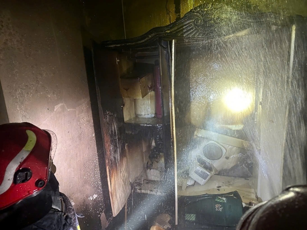 Cháy nhà 7 tầng trong đêm ở Hà Nội, cảnh sát giải cứu chủ nhà bị mắc kẹt - 1 Cháy nhà 7 tầng trong đêm ở Hà Nội, cảnh sát giải cứu chủ nhà bị mắc kẹt - 1