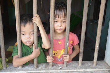 Chị em bé mắc bệnh "tan máu" được bạn đọc Dân trí giúp đỡ gần 200 triệu đồng